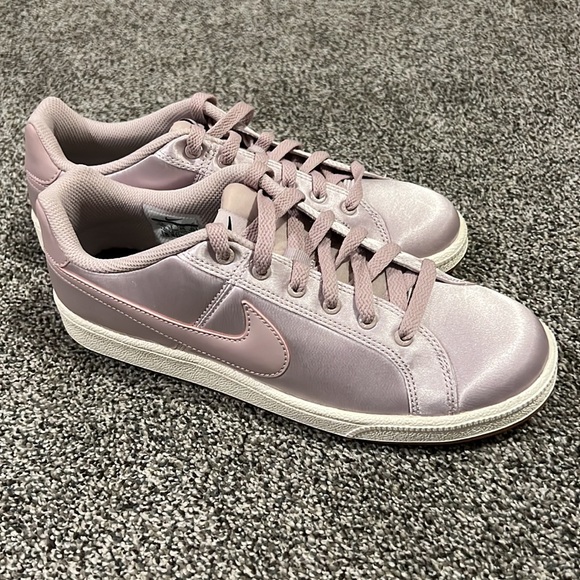 New NWT Rose Gold Nike Sneakers sz 8.5 - Picture 2 of 7